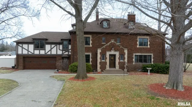 $637,500 | 1400 8th Avenue South, Clinton, IA 52732