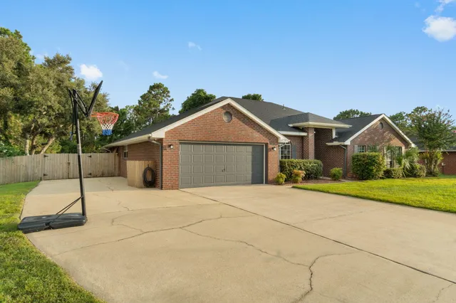 a view of a house with yard and plants