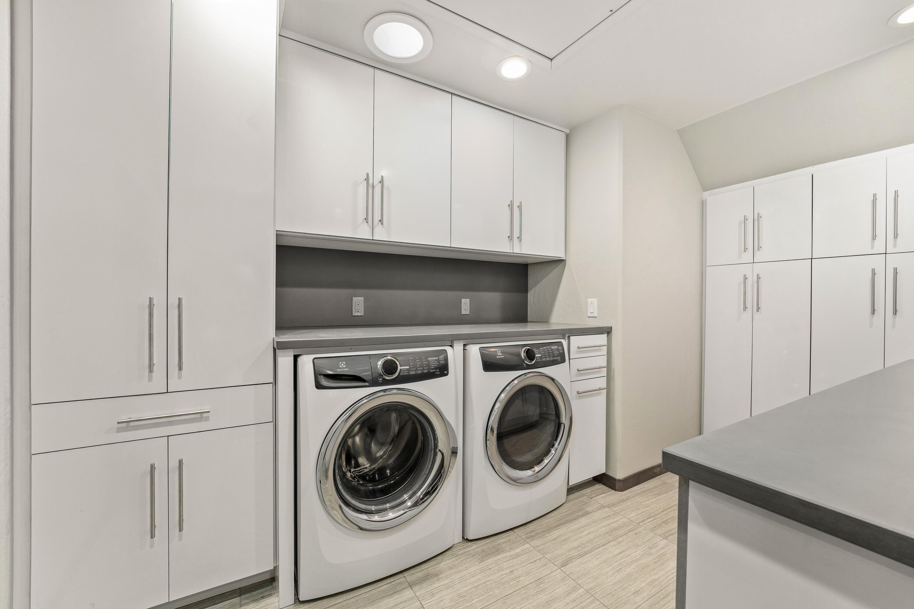 182 Wards Creek Road Rogue River, OR 97537 - Photo 50 of 80 Upstairs Laundry Room