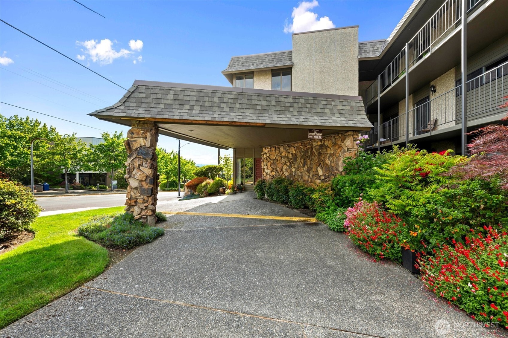 655 Main Street, Unit 305 Edmonds, WA 98020 - Photo 4 of 37
