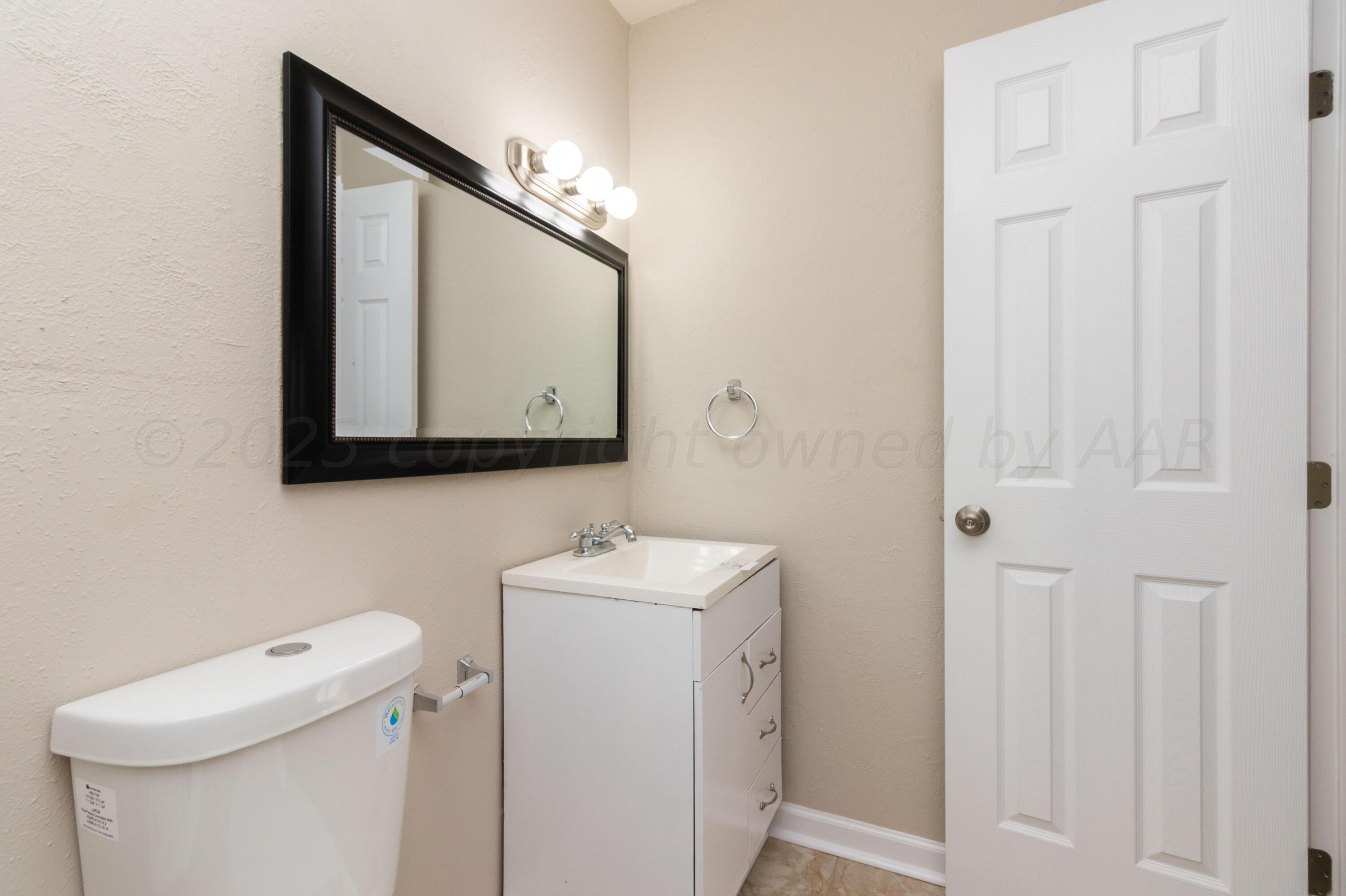1612 Heather Street Amarillo, TX 79107 - Photo 20 of 31 hall bathroom#2