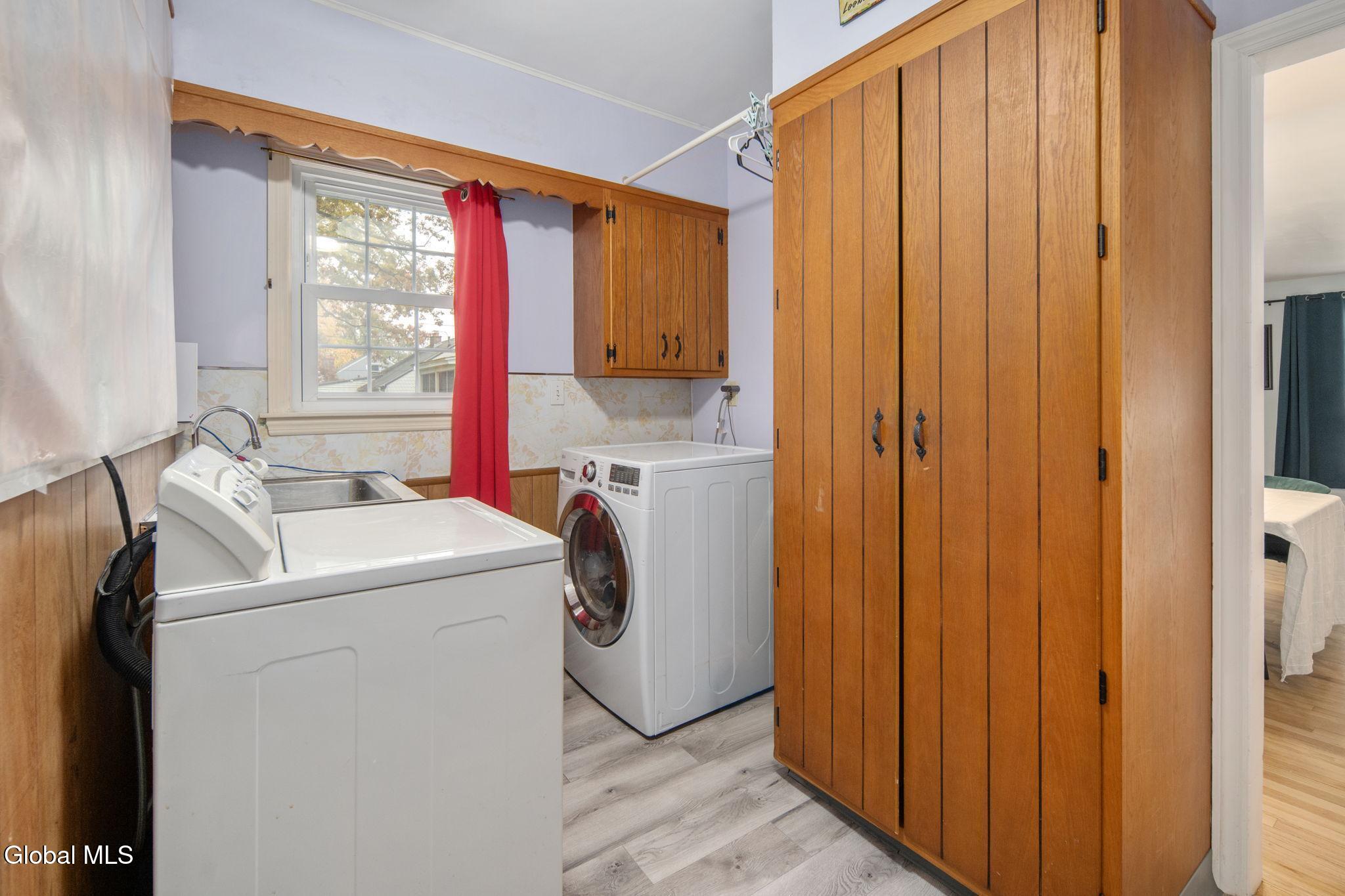 1356 Lexington Avenue Schenectady, NY 12309 - Photo 9 of 41 9