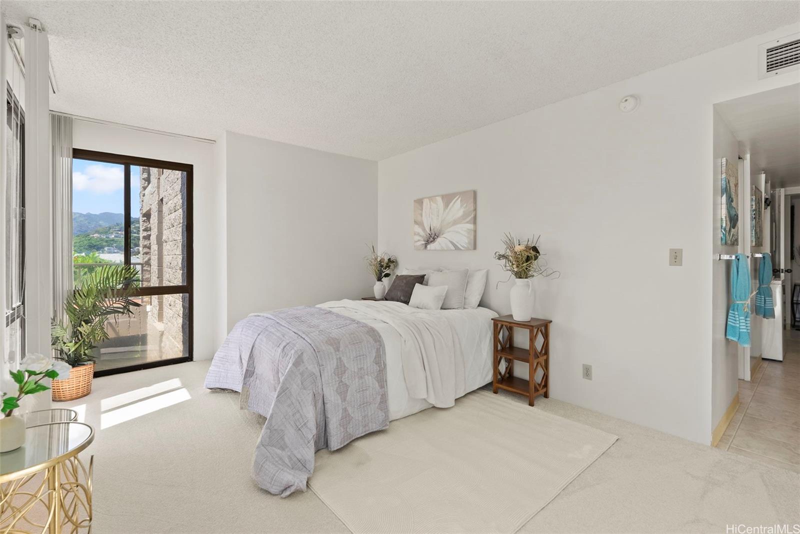 217 Prospect Street, Unit M10 Honolulu, HI 96813 - Photo 14 of 25 a bed room with a bed and a large window