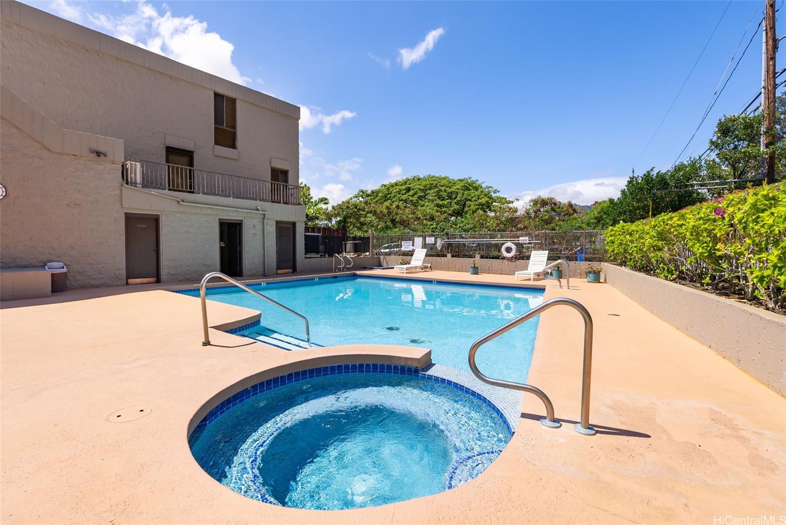 217 Prospect Street, Unit M10 Honolulu, HI 96813 - Photo 20 of 25 a swimming pool with outdoor seating and yard