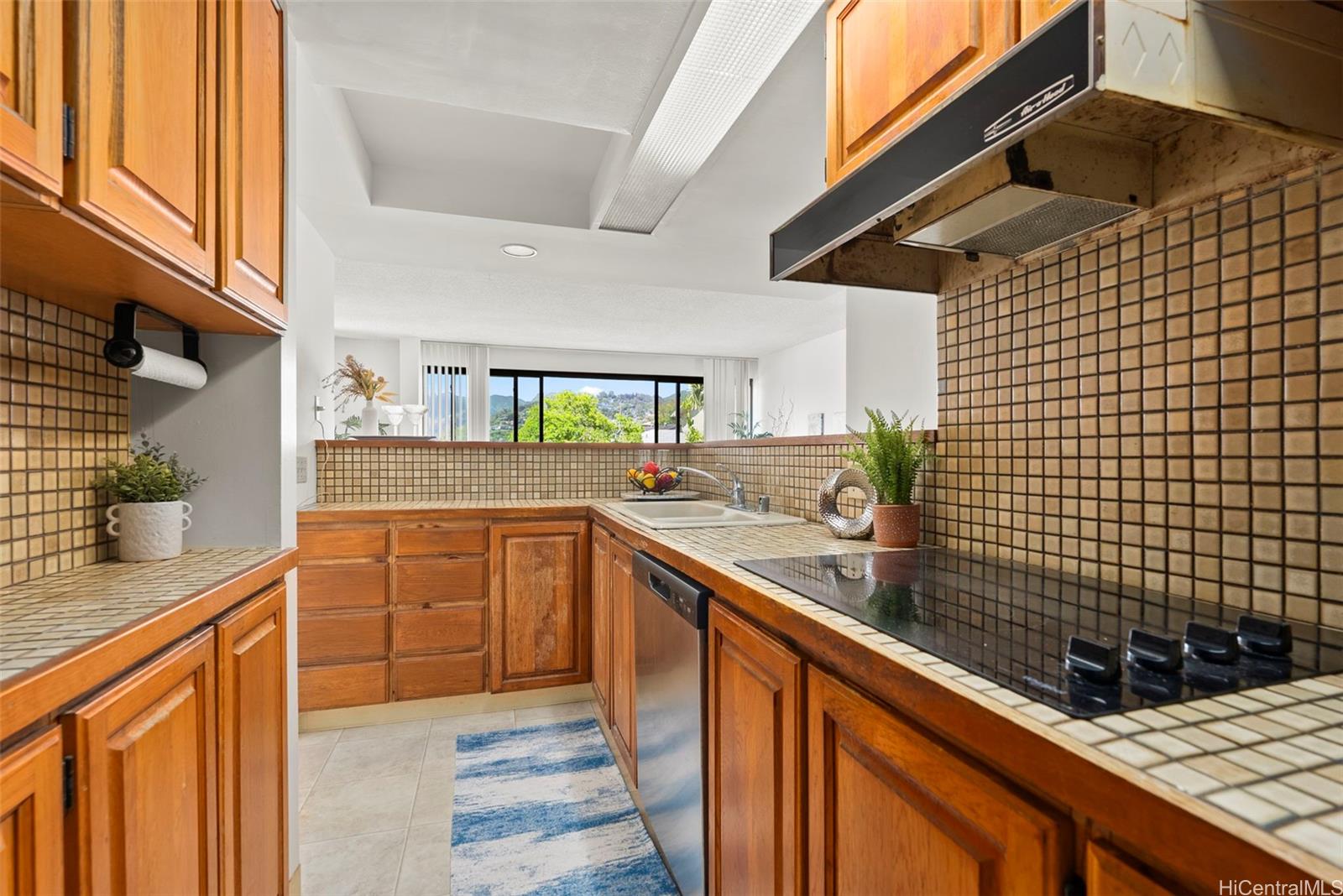 217 Prospect Street, Unit M10 Honolulu, HI 96813 - Photo 7 of 25 a kitchen with a sink and cabinets
