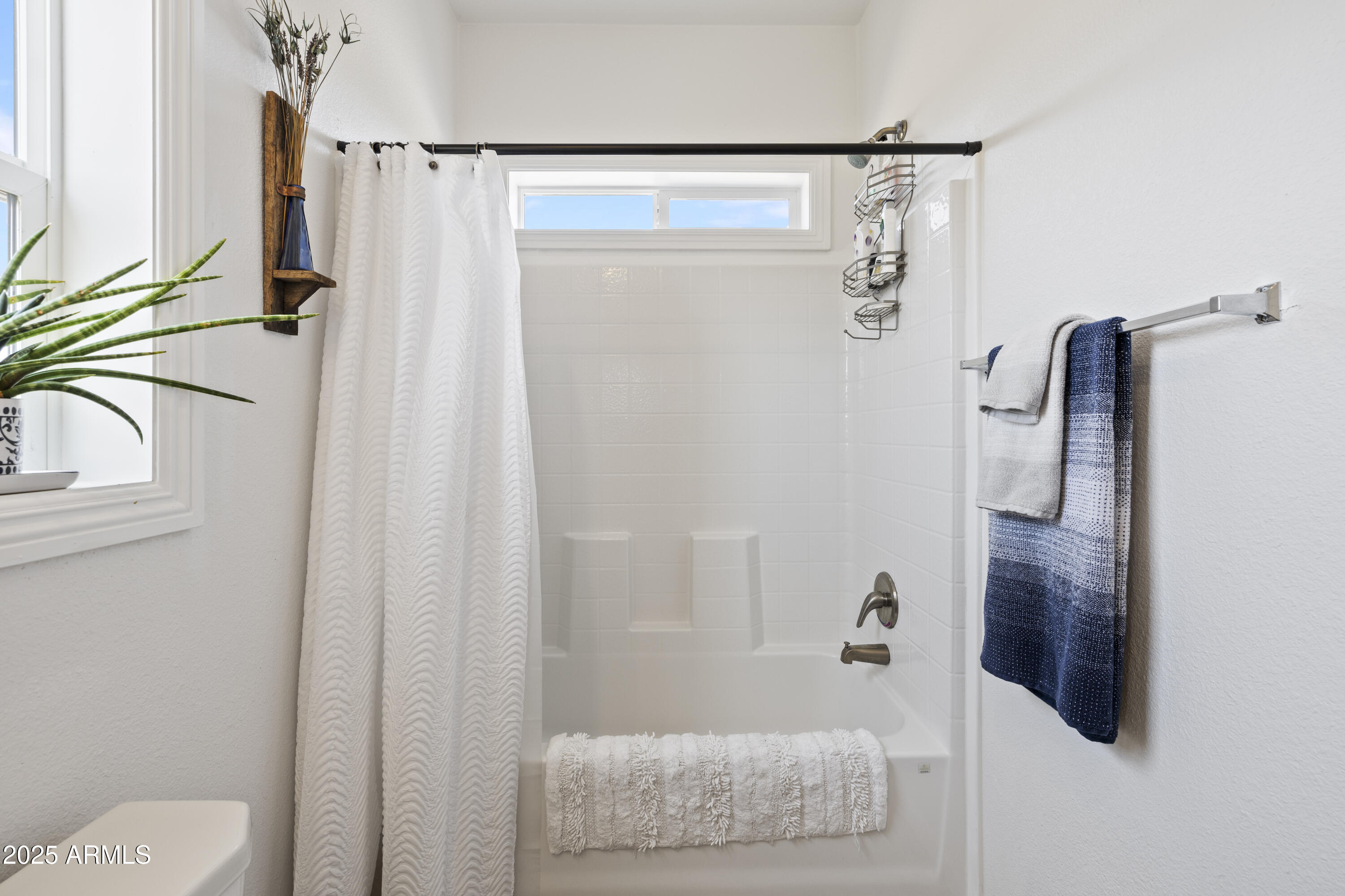 1235 North Harvest Road Dewey, AZ 86327 - Photo 20 of 37 a bathroom with a shower and a tub