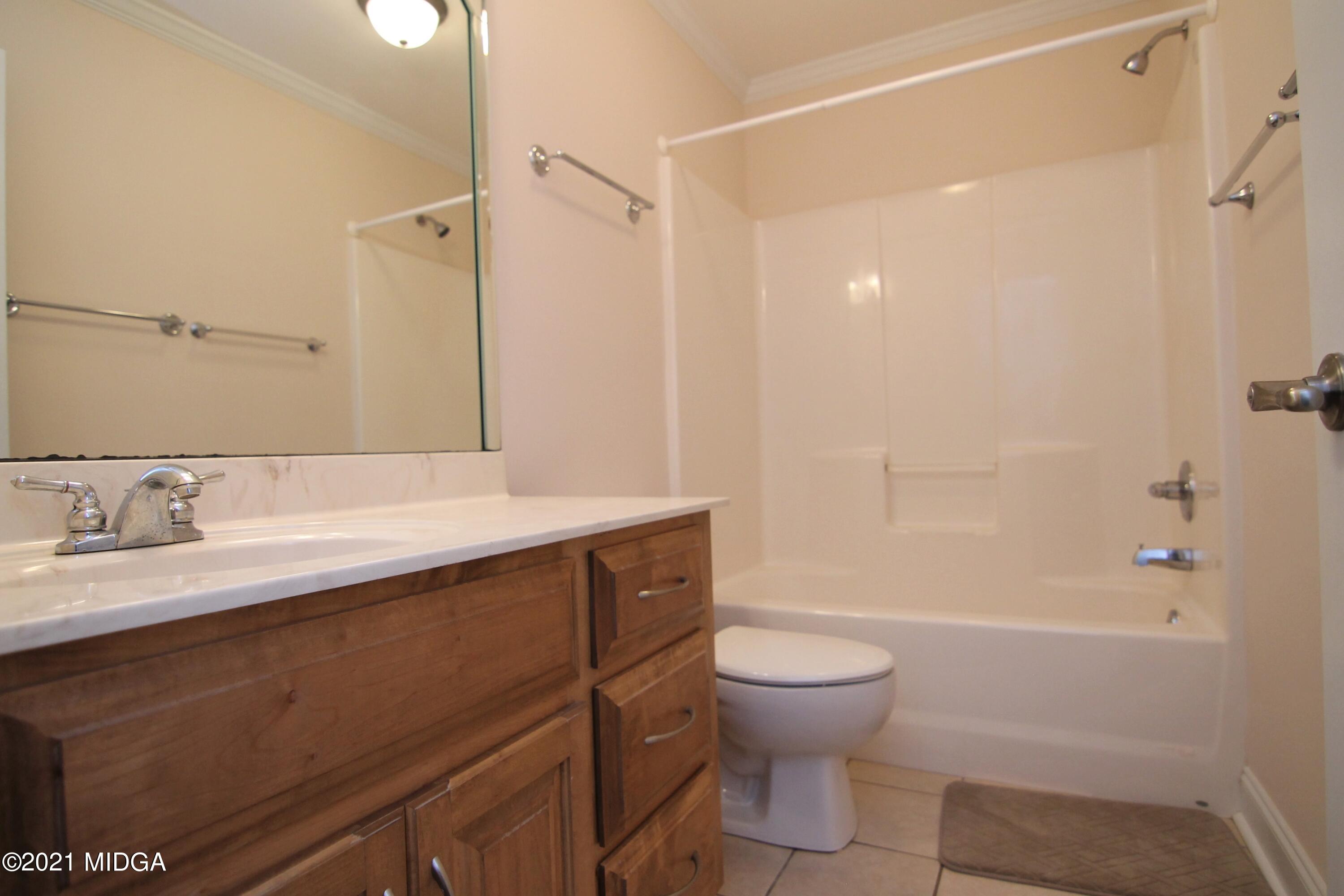 629 Toomer Road Perry, GA 31069 - Photo 38 of 59 a bathroom with a sink a toilet and shower