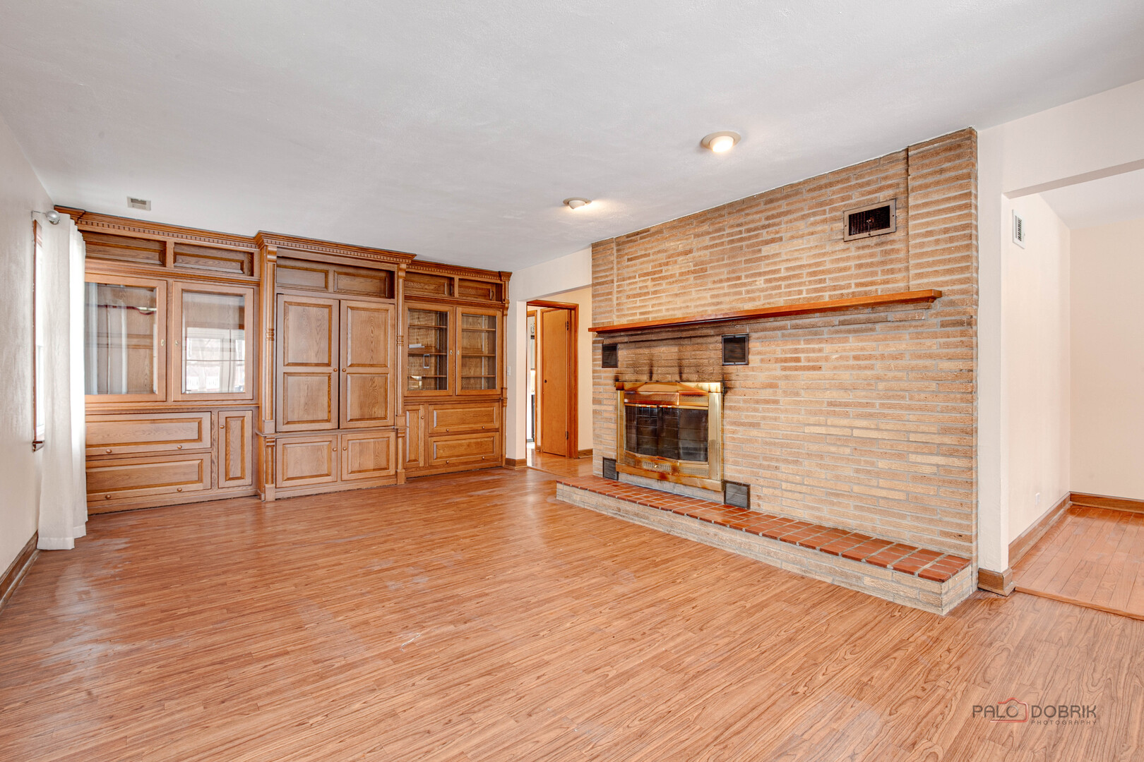 15983 West Wadsworth Road Wadsworth, IL 60083 - Photo 3 of 33 a view of a livingroom with wooden floor