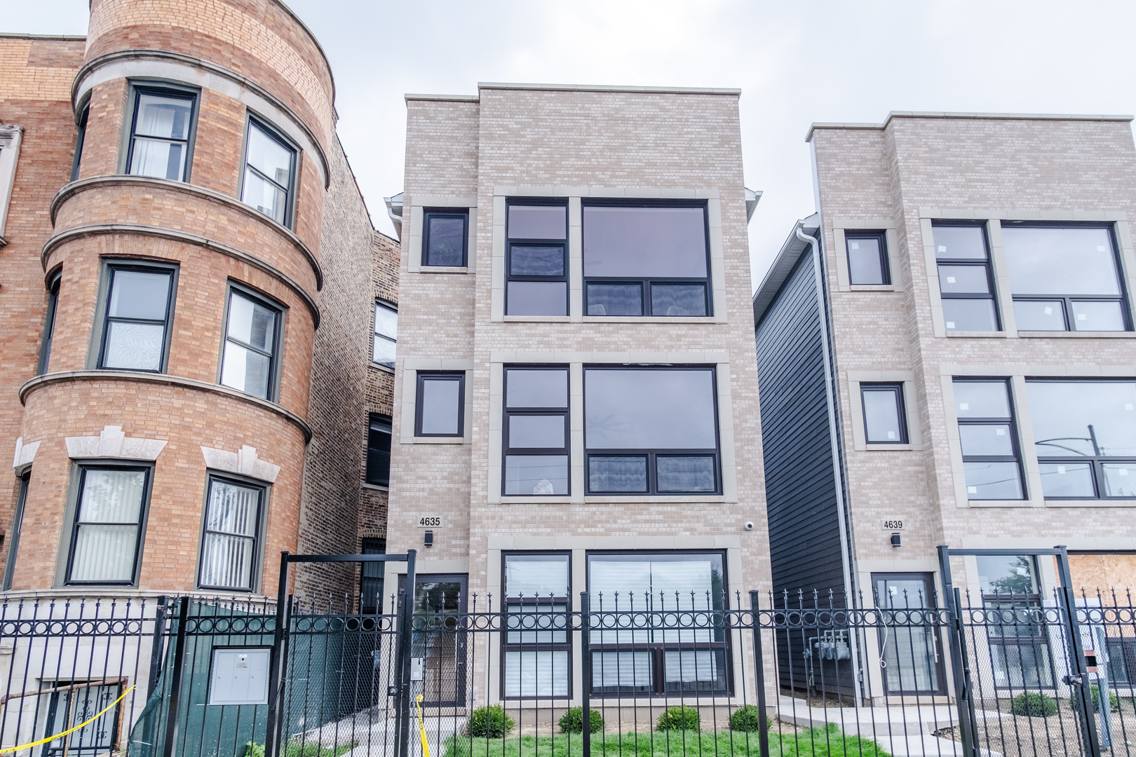 4639 South Indiana Avenue Chicago, IL 60615 - Photo 1 of 24 a front view of a residential apartment building