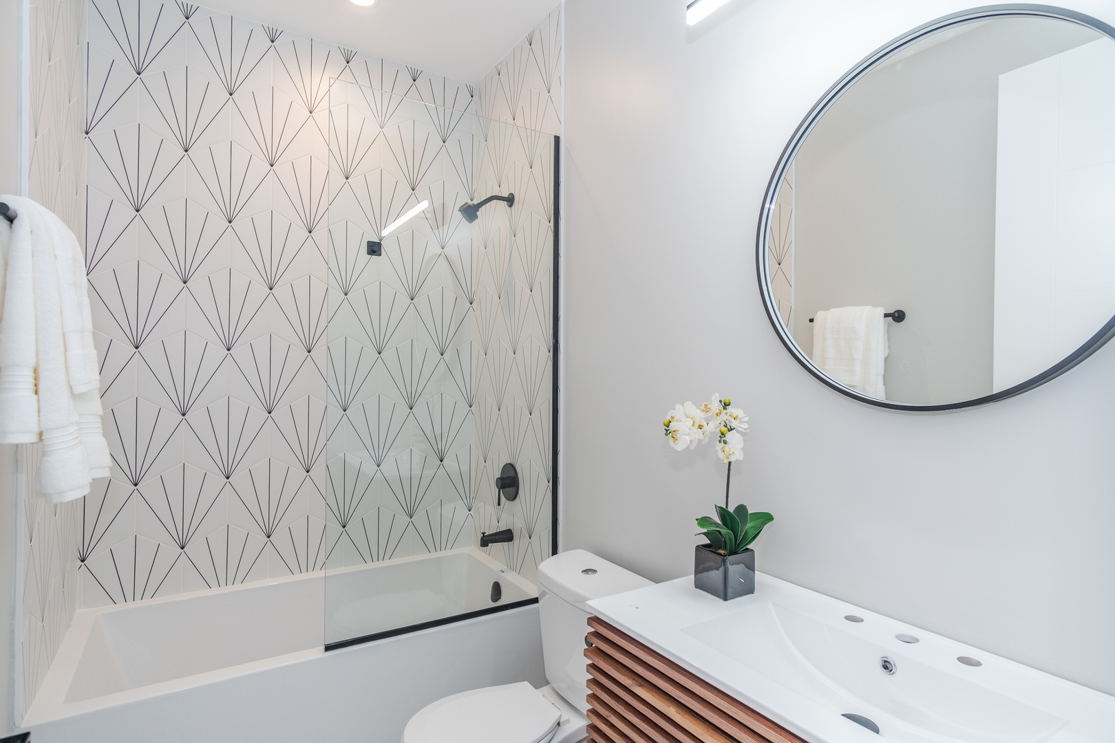 4639 South Indiana Avenue Chicago, IL 60615 - Photo 18 of 24 a bathroom with a sink and mirror with bathtub