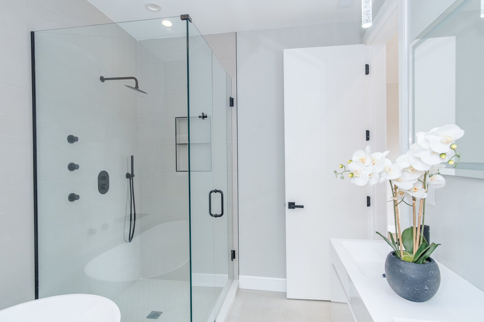 4639 South Indiana Avenue Chicago, IL 60615 - Photo 20 of 24 a bathroom with a shower