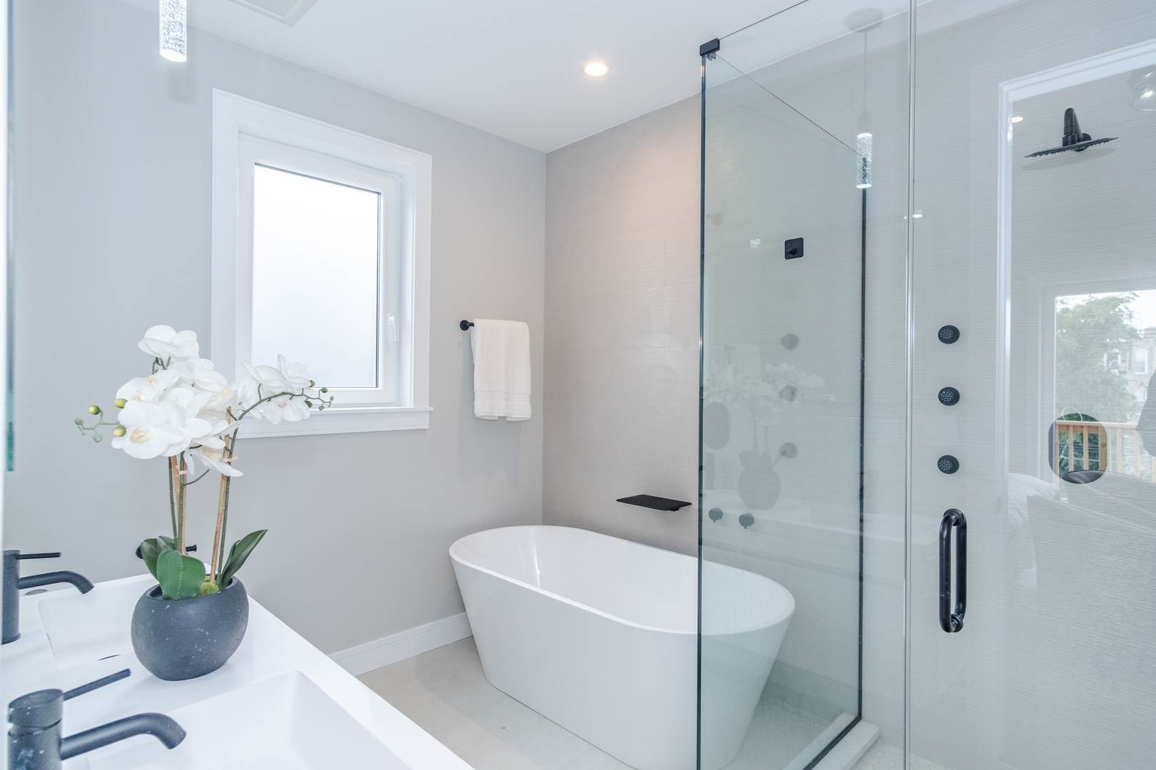 4639 South Indiana Avenue Chicago, IL 60615 - Photo 21 of 24 a white bath tub sitting next to a white tub