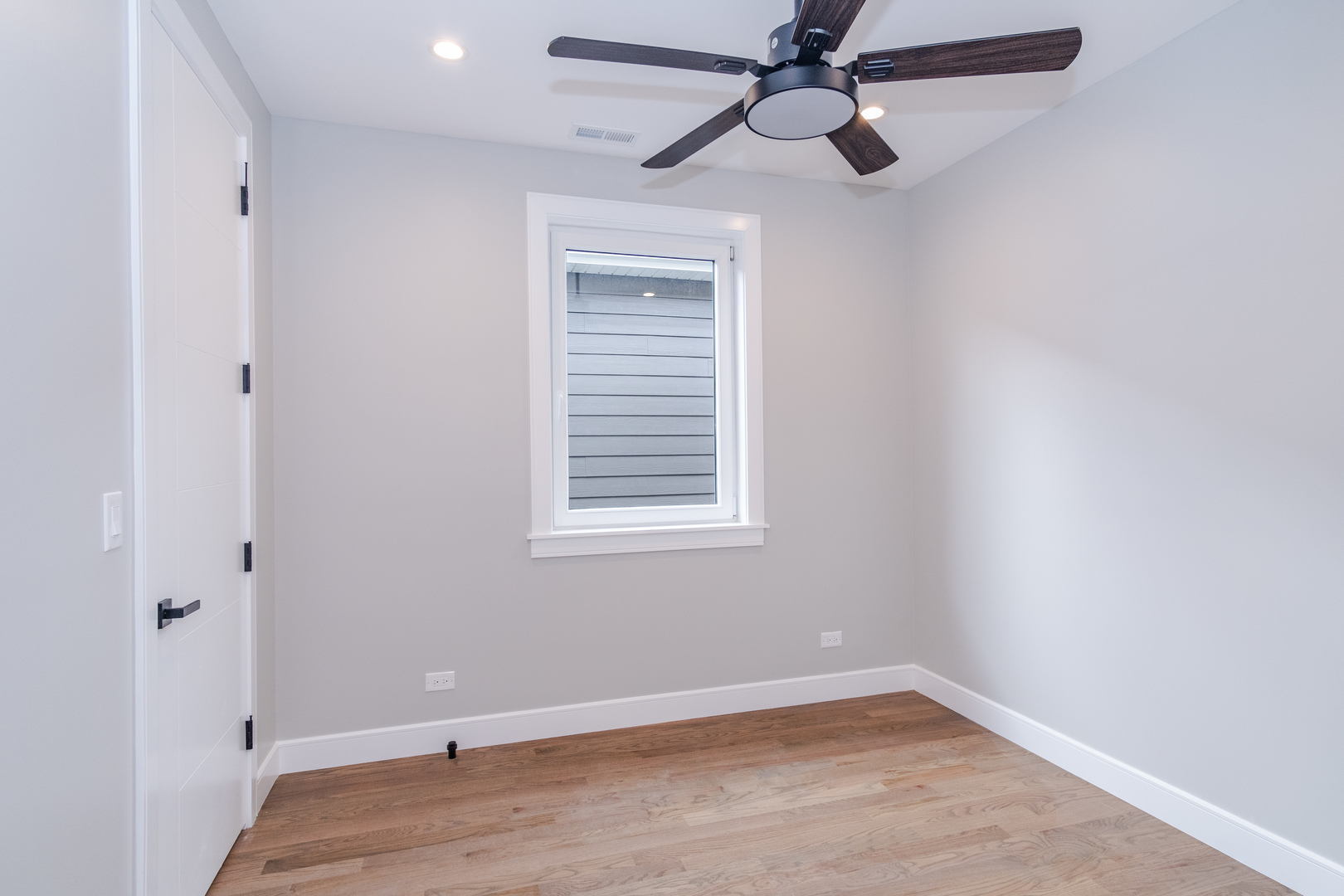 4639 South Indiana Avenue Chicago, IL 60615 - Photo 10 of 24 a view of an empty room with a window