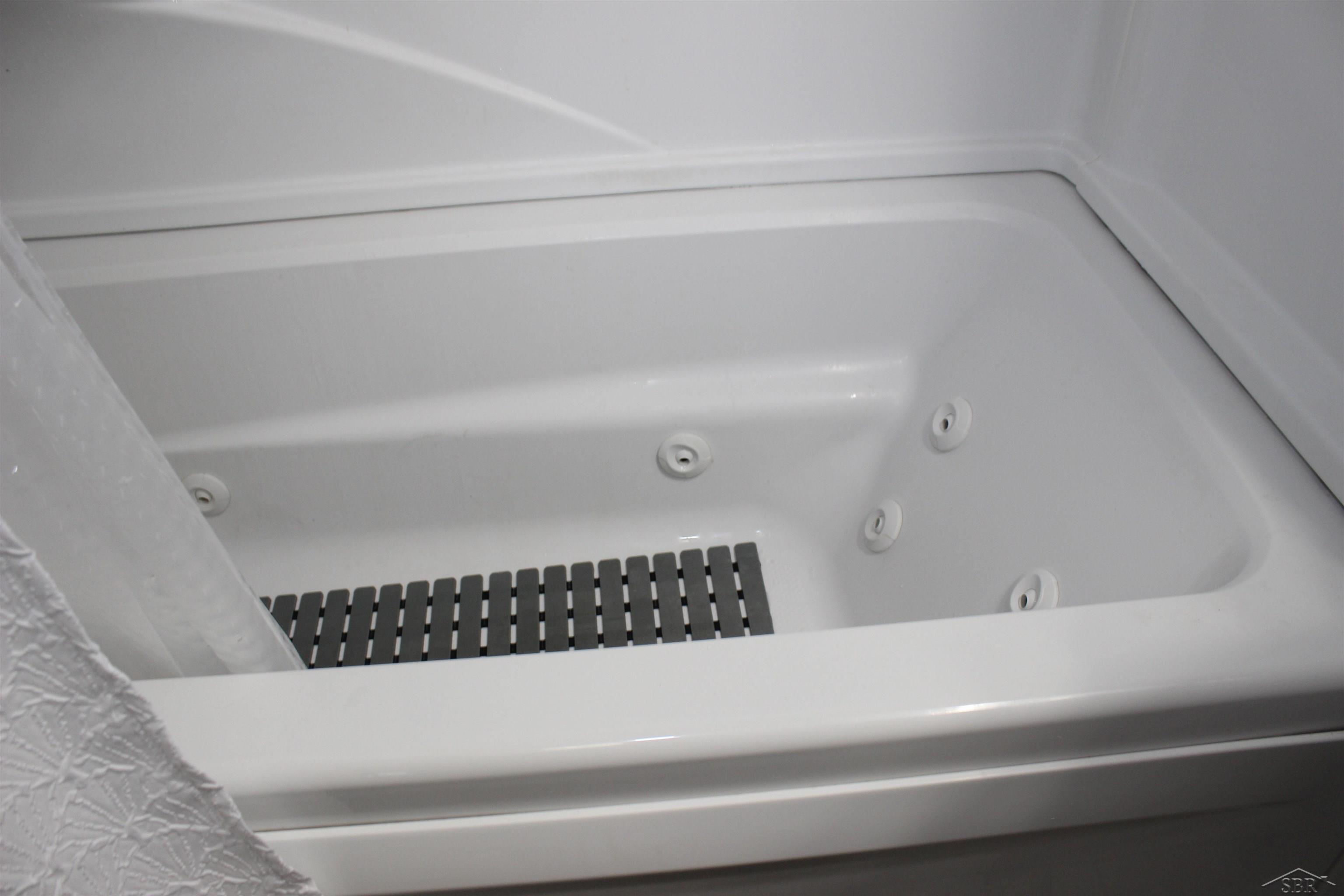 2173 2nd Street Bay City, MI 48708 - Photo 20 of 40 50114035-19.JPG