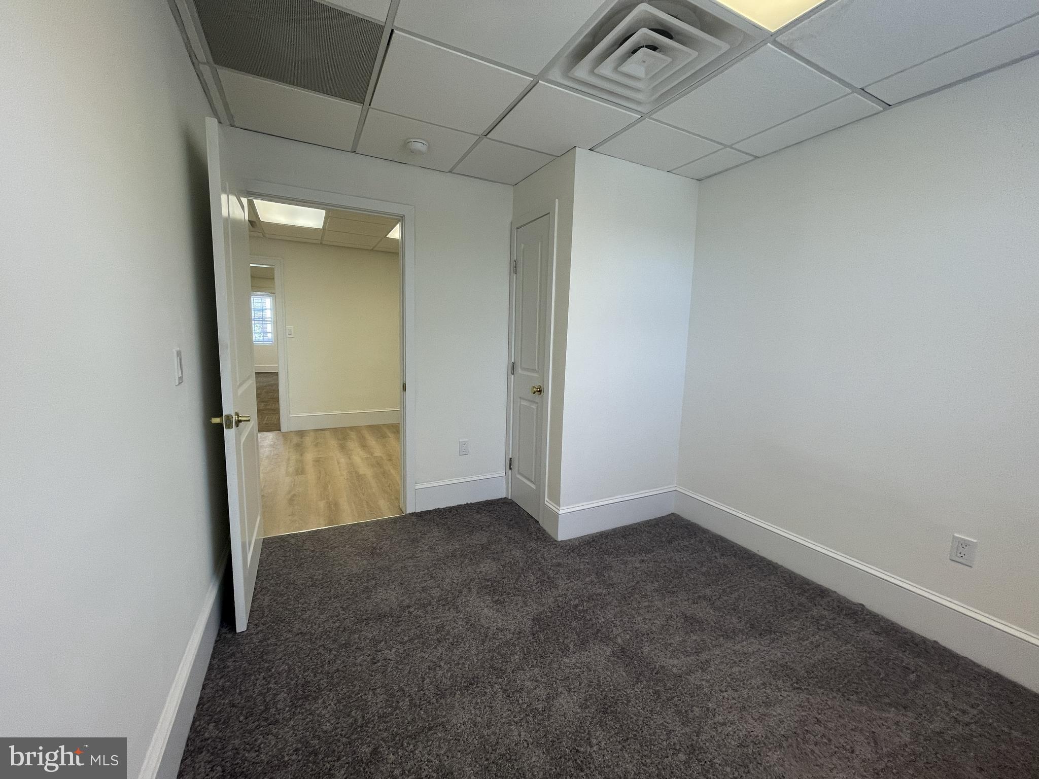 200 High Street West Glassboro, NJ 08028 - Photo 12 of 14 an empty room with mirror