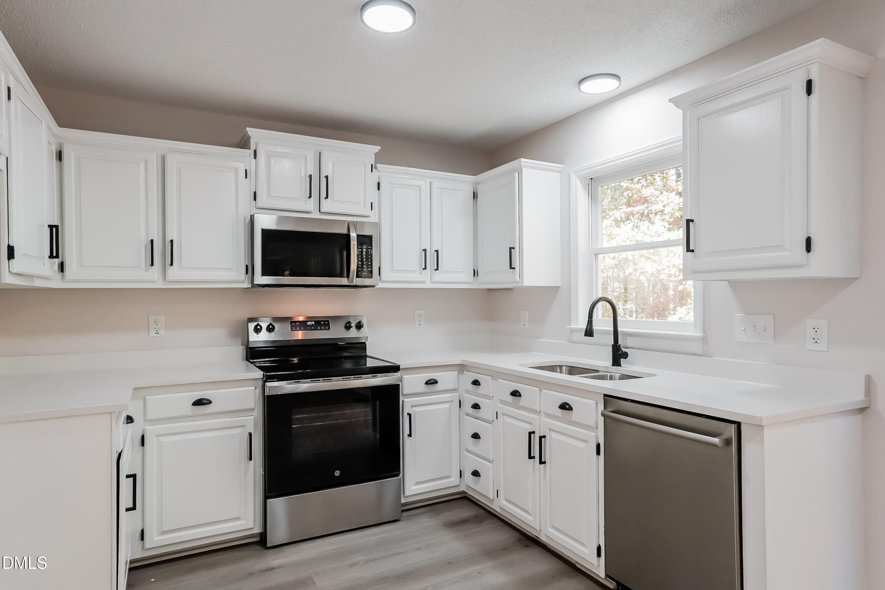 4004 Inkberry Court Apex, NC 27539 - Photo 7 of 20 Kitchen-14934644