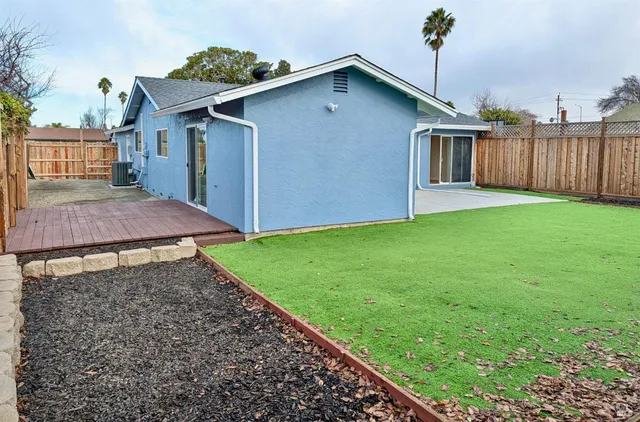 a view of a house with backyard and garden