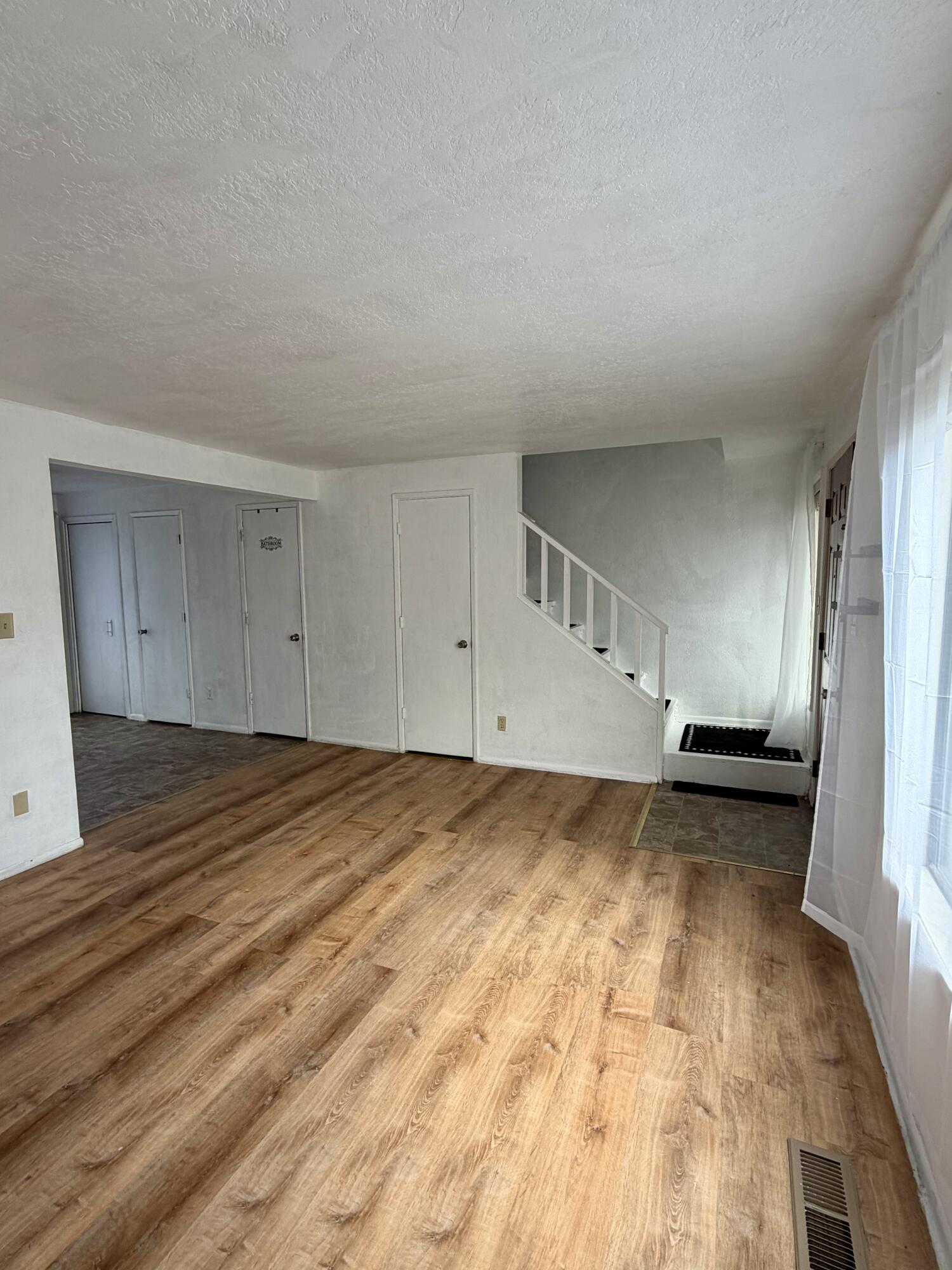 1198 Morrow Road, Unit A Medford, OR 97504 - Photo 6 of 20 a view of a livingroom with an oven
