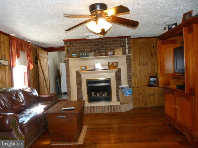 22819 Federal Lookout Road Smithsburg, MD 21783 - Photo 13 of 30 Family Room