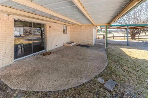 a view of backyard of the house