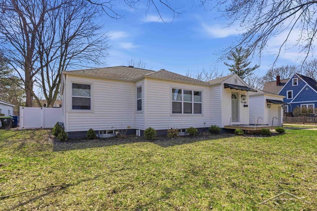 305 West Sugnet Road Midland, MI 48640 - Photo 2 of 27 50205160-b0493dc4-8dd3-4e6c-ac8a-f0ba30aec663.JPG