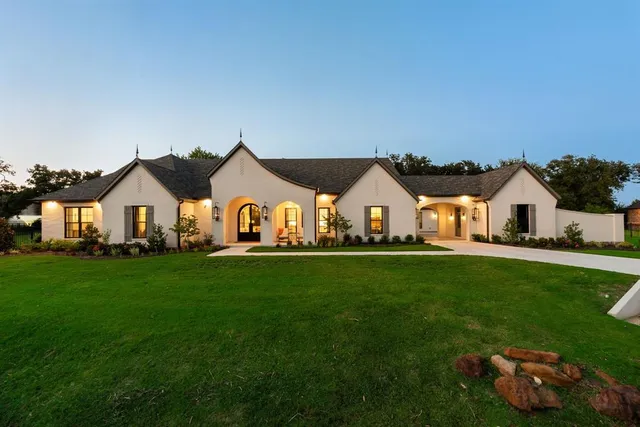 a view of an house with backyard space and garden