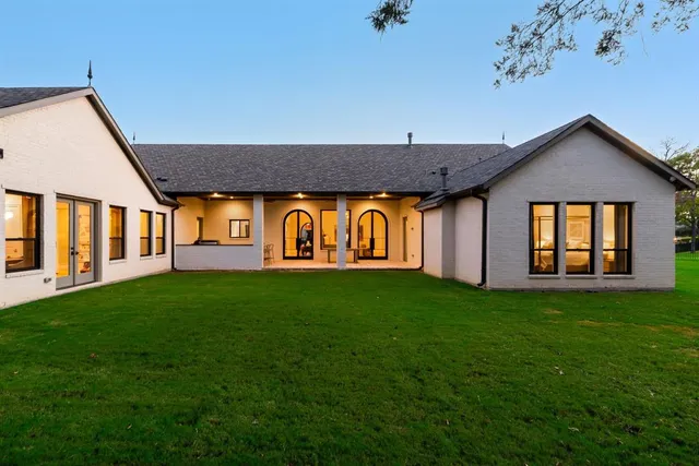 a view of a house with a yard
