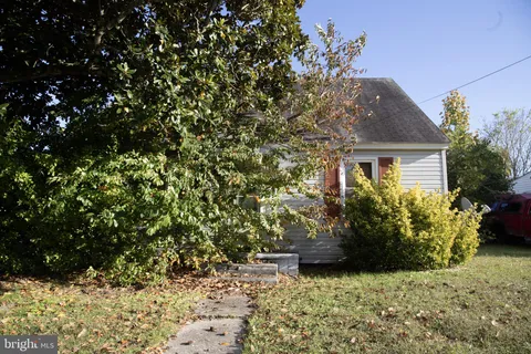 a house view with a outdoor space