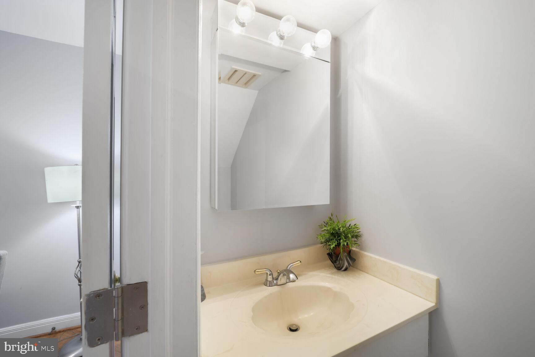 4820 Hampden Lane, Unit R5 Bethesda, MD 20814 - Photo 10 of 18 Gallery Image 10