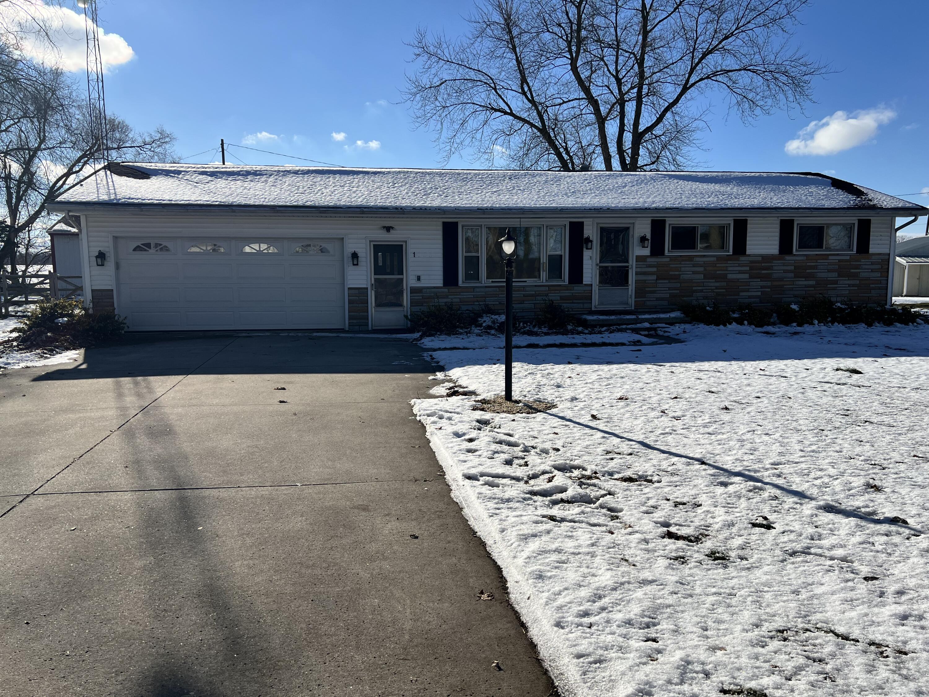 1755 East Carleton Road Adrian, MI 49221 - Photo 2 of 33 IMG_1396