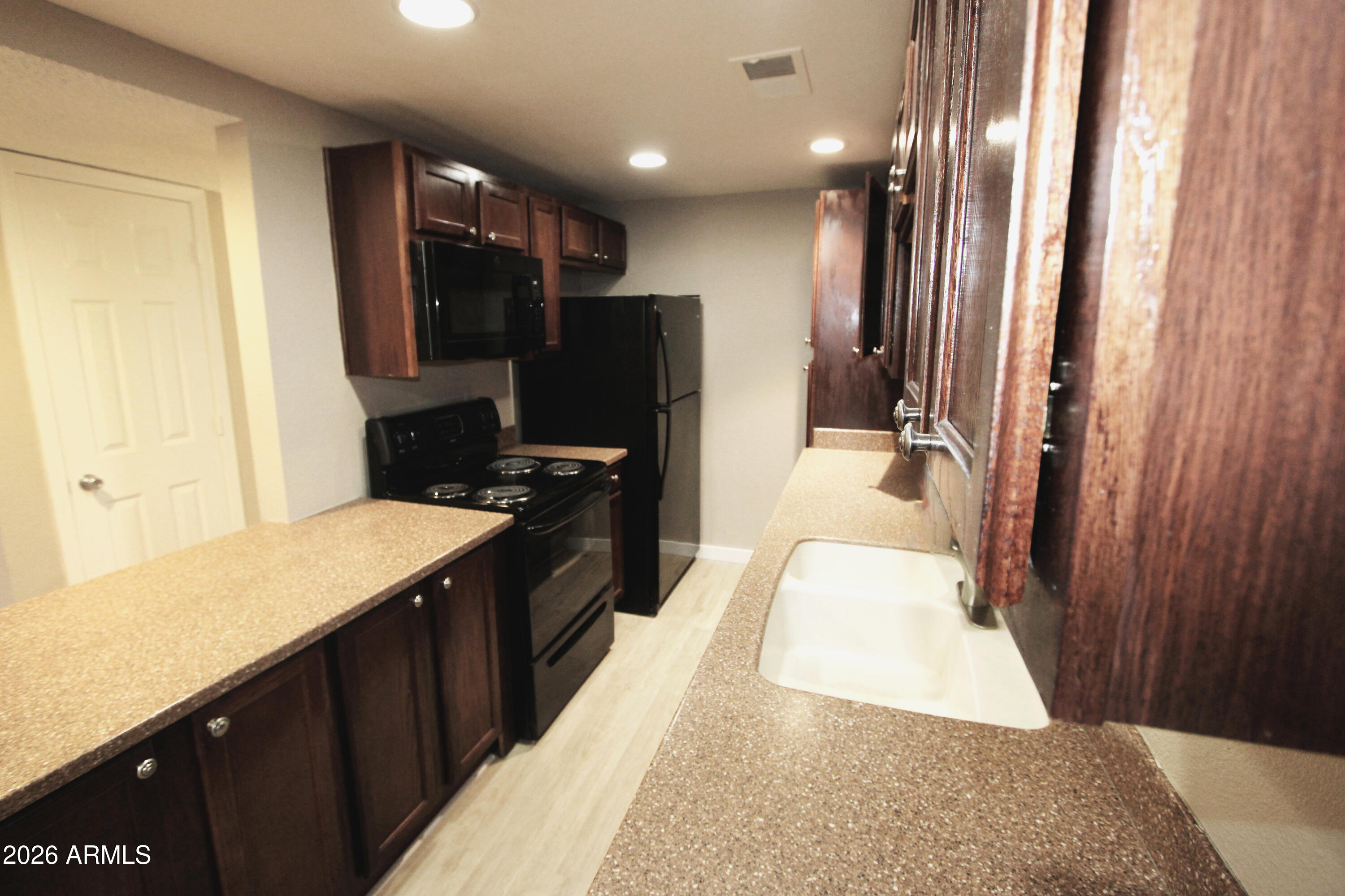 424 West Brown Road, Unit 105 Mesa, AZ 85201 - Photo 7 of 29 07 Kitchen