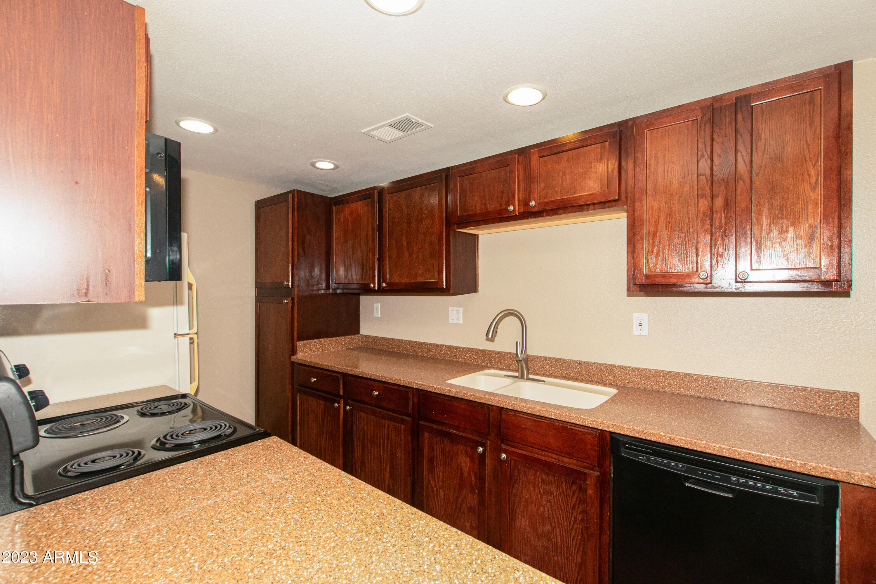 424 West Brown Road, Unit 105 Mesa, AZ 85201 - Photo 9 of 29 09 Kitchen