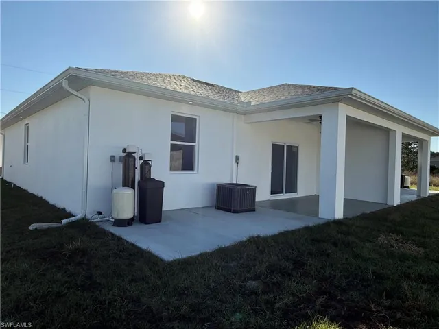 a view of a house with backyard and porch