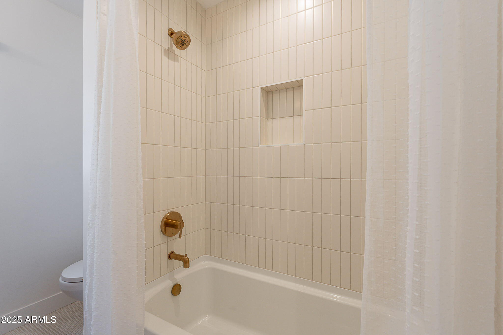 502 East Osborn Road Phoenix, AZ 85012 - Photo 5 of 24 a bathroom with a bathtub