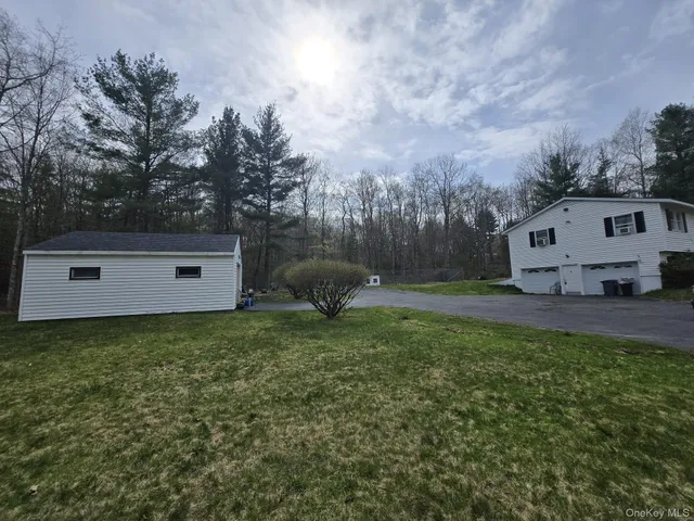 a view of a backyard