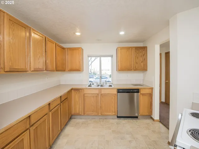 $550,000 | 15648 Northeast Milton Place, Portland, OR 97230