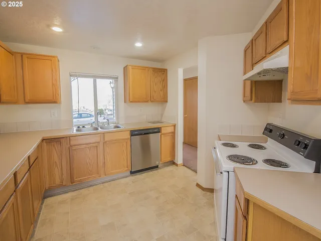 $550,000 | 15648 Northeast Milton Place, Portland, OR 97230