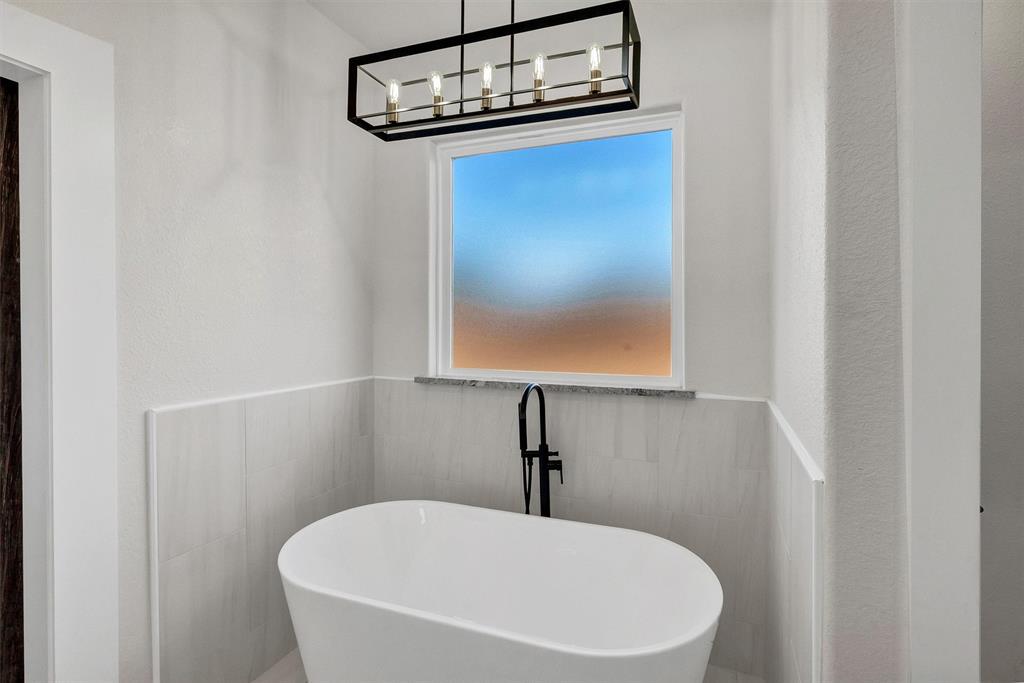 517 Highview Court Godley, TX 76044 - Photo 17 of 39 a bathroom with a bathtub
