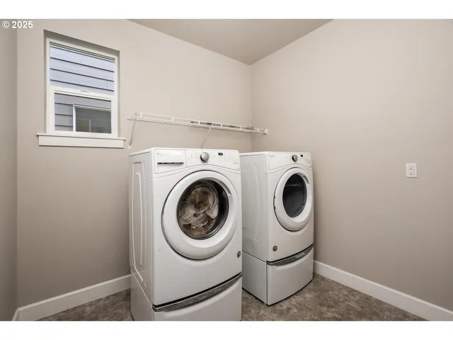 a close up view of a washer and dryer