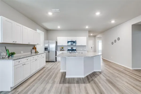 $2,400 | 269 Cal Frd Drive, Justin, TX 76247