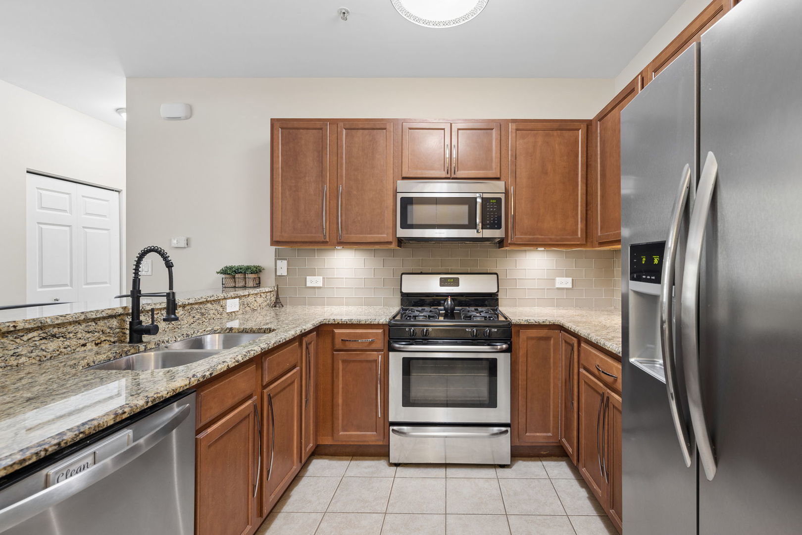 1032 Swift Road, Unit 1B Glen Ellyn, IL 60137 - Photo 6 of 19 Gallery Image 6