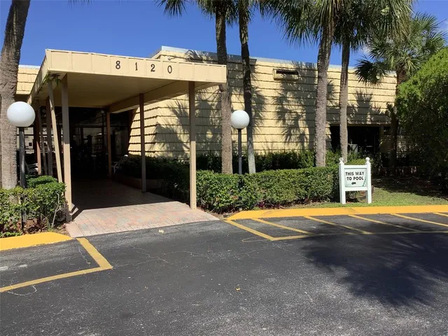 a view of entryway with patio