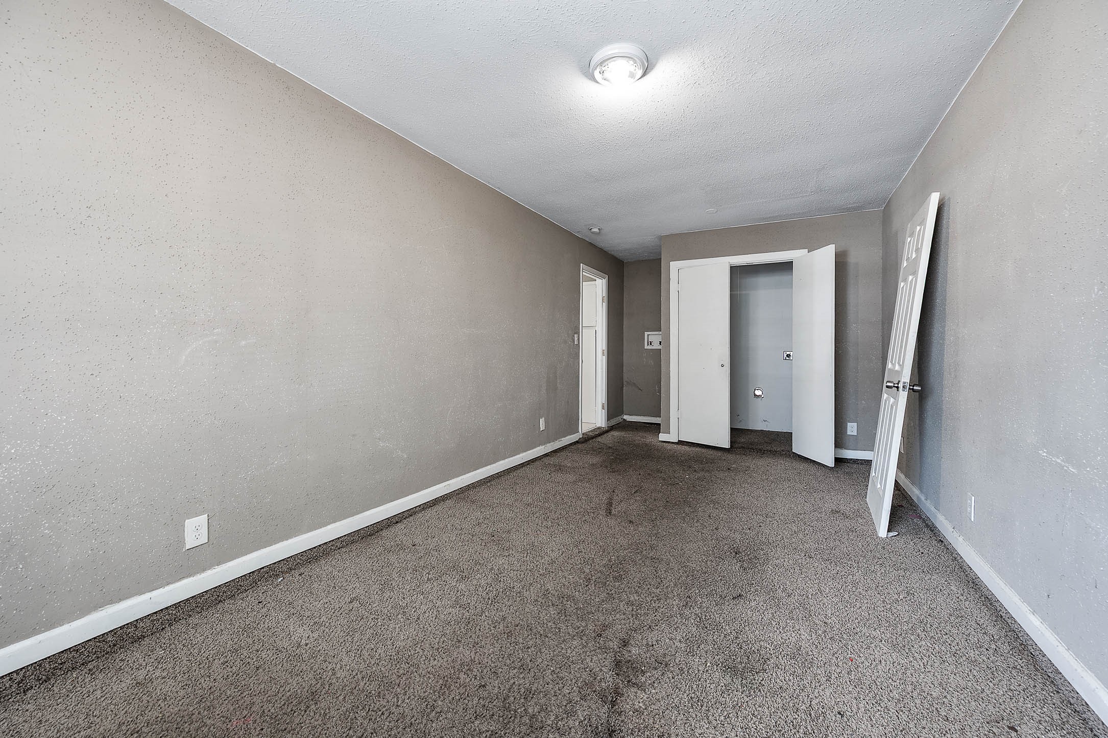 6110 Guadalupe Street Houston, TX 77016 - Photo 12 of 24 an empty room with a natural light