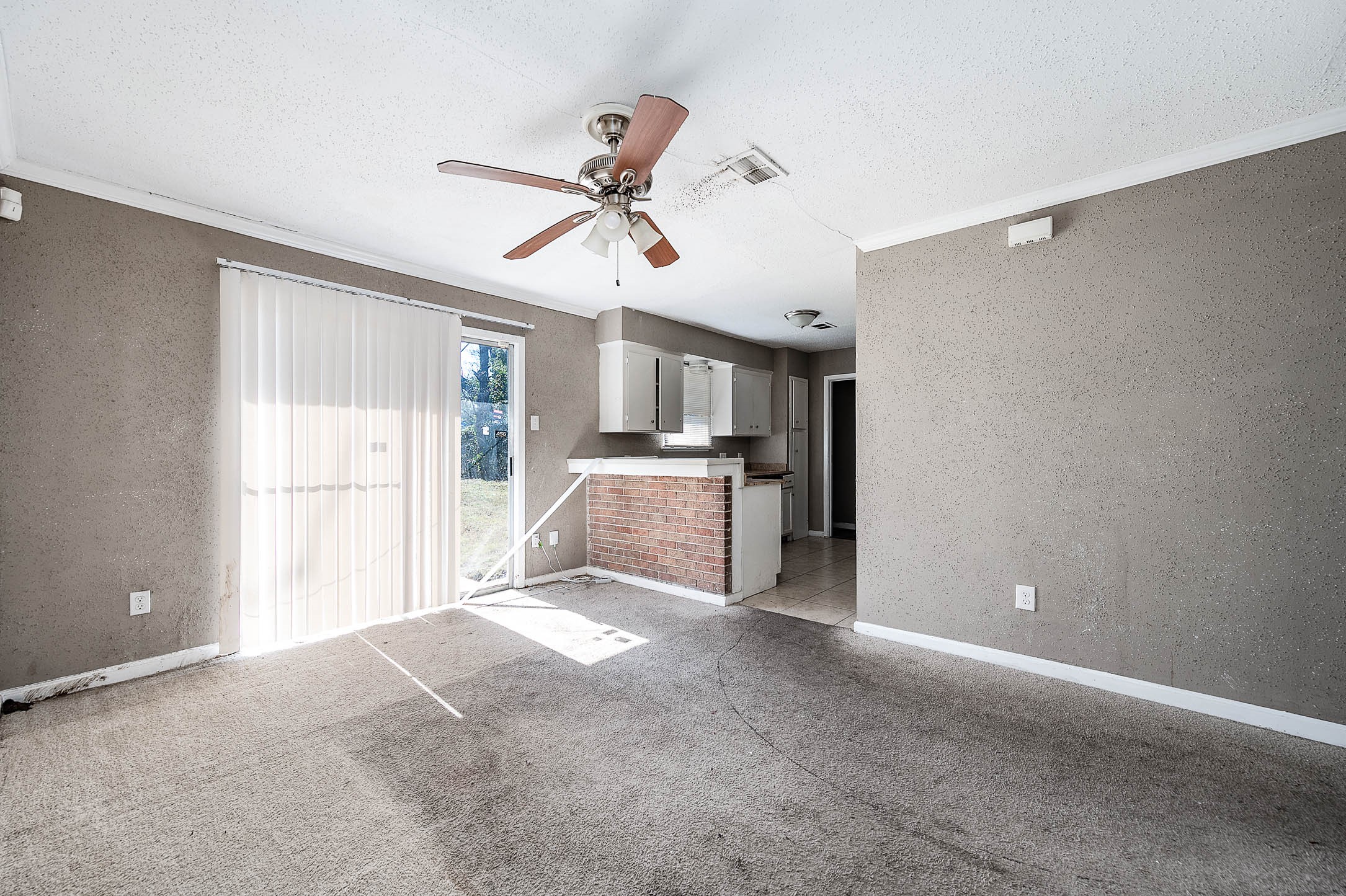 6110 Guadalupe Street Houston, TX 77016 - Photo 6 of 24 a view of a livingroom with a ceiling fan and window