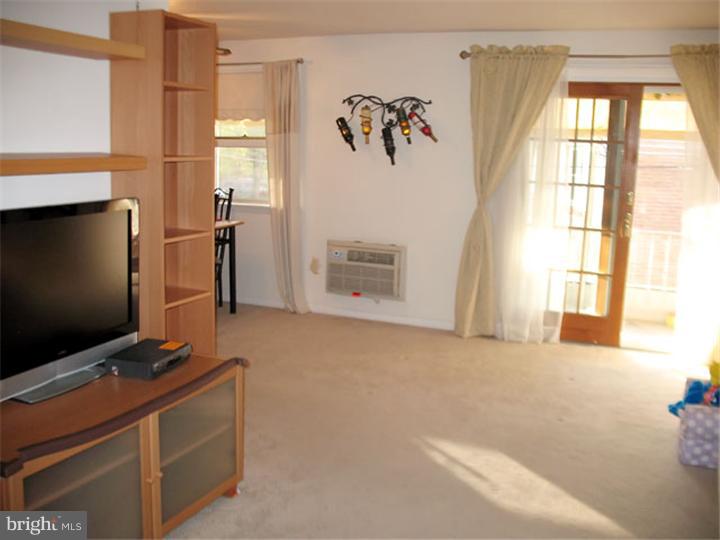 21 D Sunnybrook Road Stratford, NJ 08084 - Photo 6 of 10 Living Room