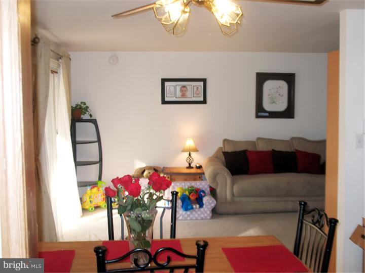 21 D Sunnybrook Road Stratford, NJ 08084 - Photo 7 of 10 Living Room