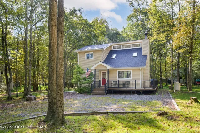 a view of house with a yard