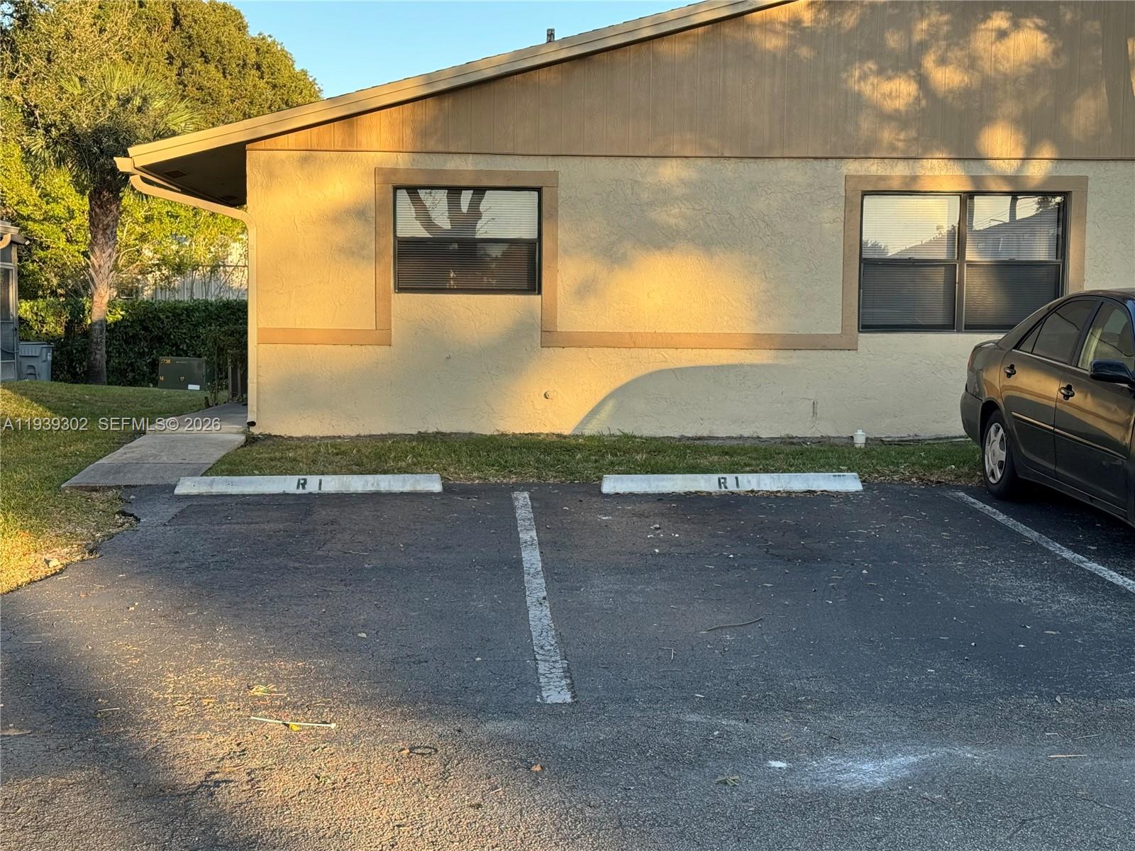 3370 Beau Rivage Drive, Unit 1R Pompano Beach, FL 33064 - Photo 14 of 15 a view of a back yard of the house