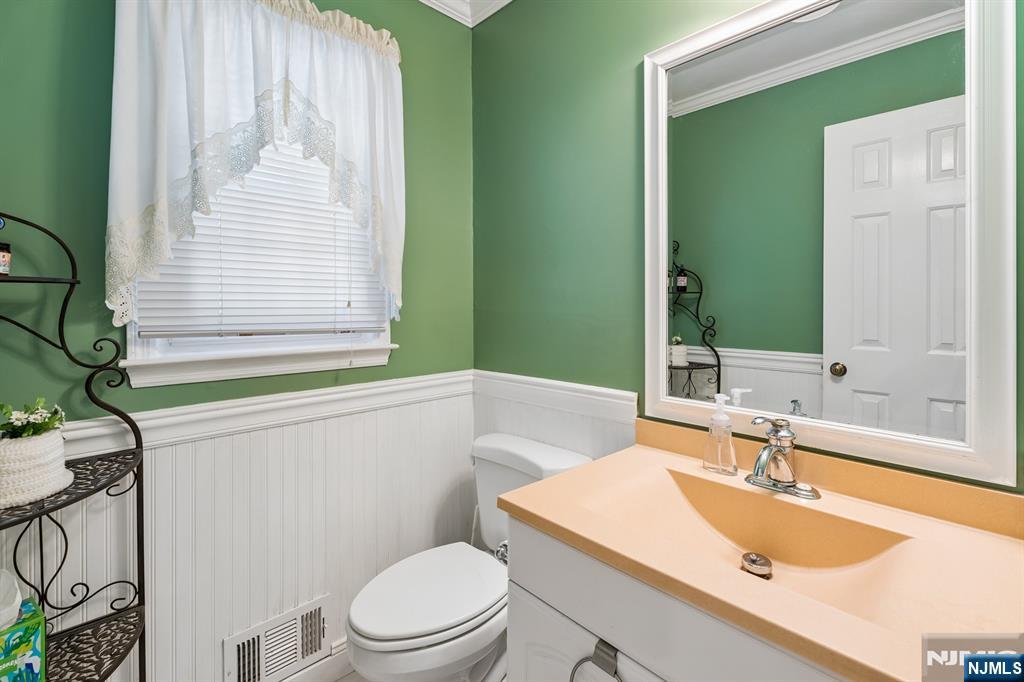 39 Robin Hood Way Wayne, NJ 07470 - Photo 18 of 36