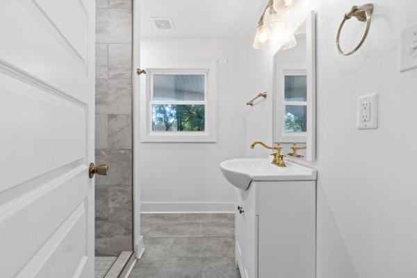 276 East Porters Bluff Road Clarksville, TN 37040 - Photo 7 of 41 a bathroom with a sink a toilet and shower